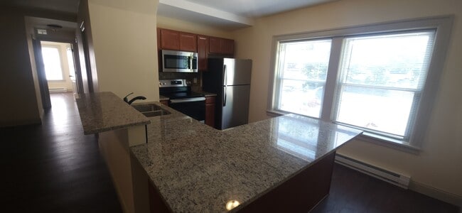 Building Photo - 1416 E State St