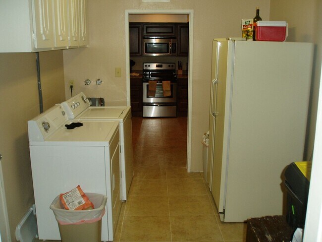 Building Photo - 5 Bedroom 3 Bath home close to ASU - POOL AND TURF BACKYARD