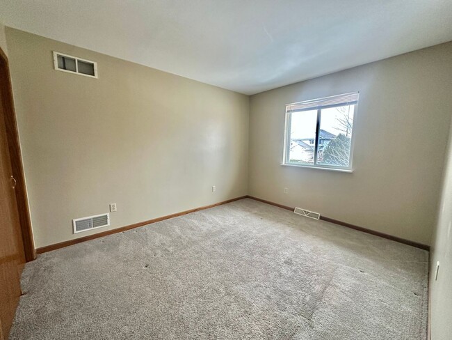 Building Photo - Charming Pewaukee Townhome with Modern Tou...