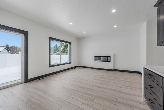 Building Photo - Brand New 3 bed 2.5 townhome