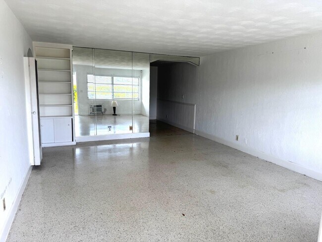 Building Photo - 4802 N Flagler Dr