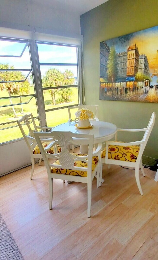 Building Photo - 1010 Country Club Dr