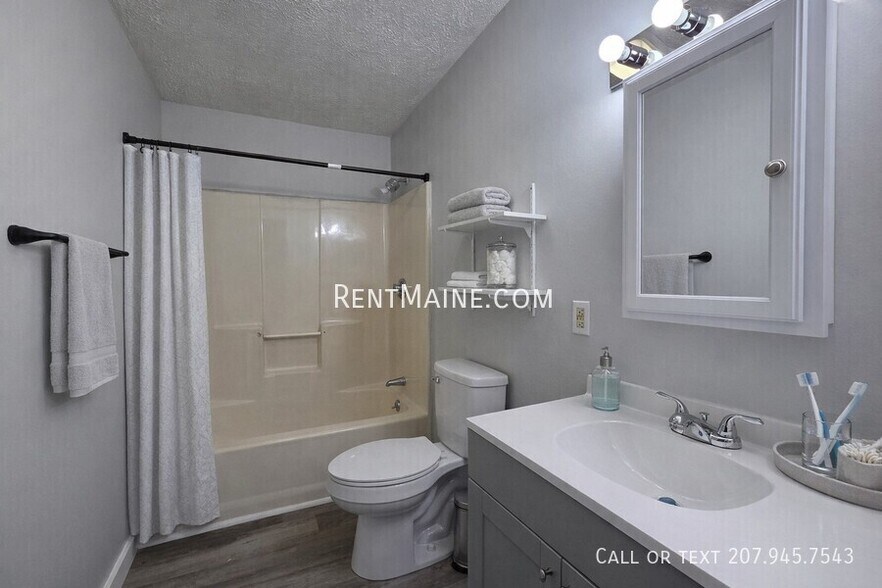 Building Photo - 8 Hillside Ln