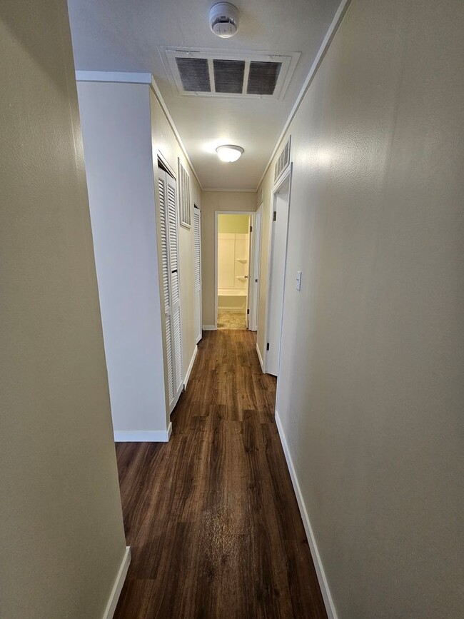 Building Photo - Newly Renovated 3 bed, 1 bath, McKinley Te...