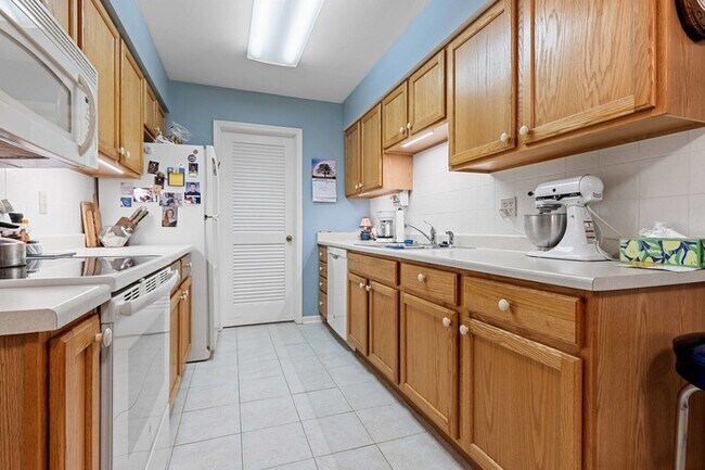 Building Photo - Beautiful, spacious, comfortable and safe Rockford Condo