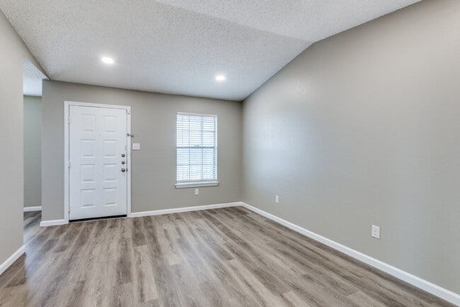 Building Photo - Updated & Conveniently Located 2 Bedroom Apartment in South Fort Worth