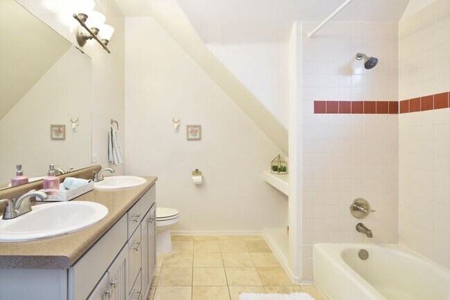 Building Photo - 6 WEEKS FREE RENT WITH MOVE IN BY 8/25/25 ...