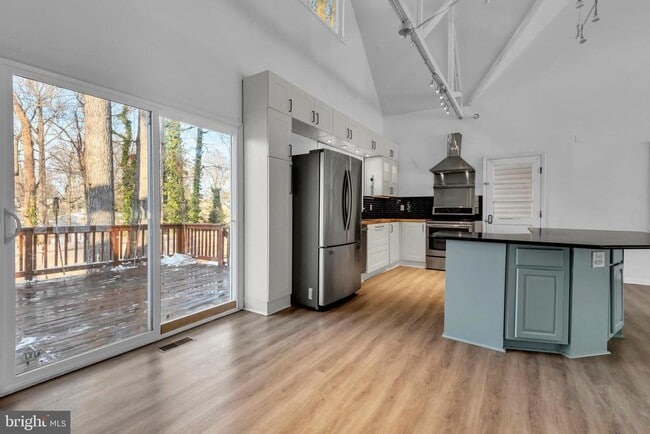 Building Photo - 1080 Crestview Dr