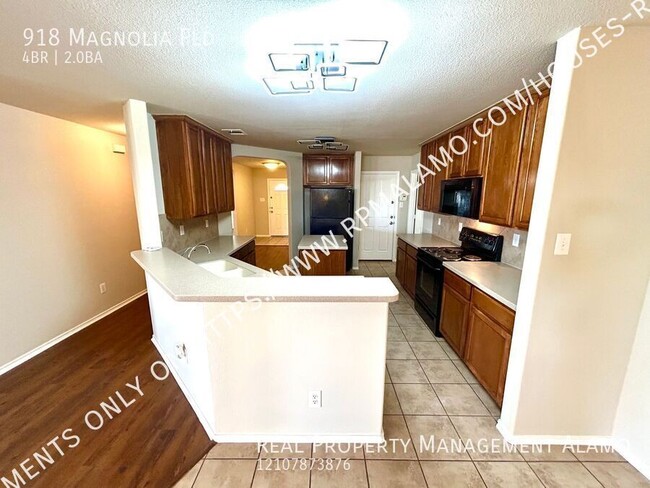 Building Photo - AVAILABLE NOW! Beautiful 4 Bedroom /2 Bath...