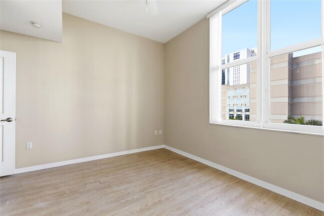 Building Photo - 511 SE 5 Ave