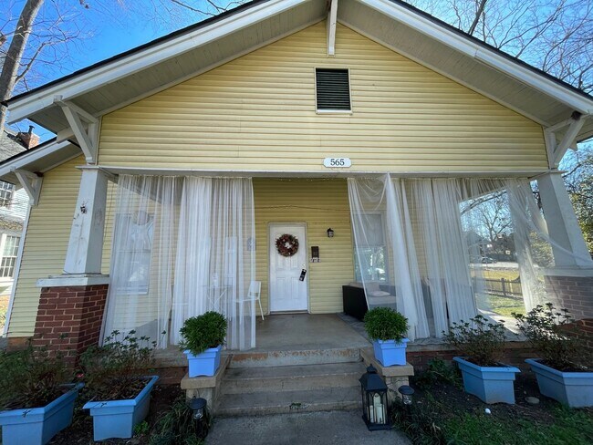Building Photo - 565 Boulevard