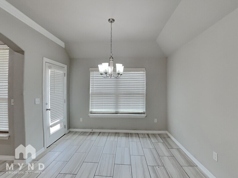 Building Photo - 941 Lakeview Dr