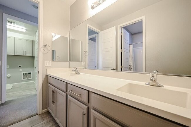 Building Photo - Beautiful 5bedrooms-2Baths Modern Style Home!