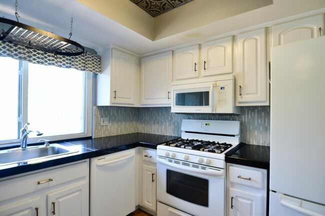 Building Photo - 3479 Burbank Dr