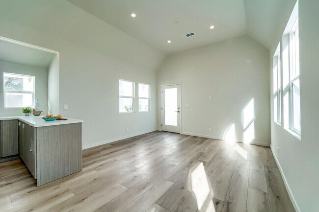 Building Photo - 2708-2710 2nd Street