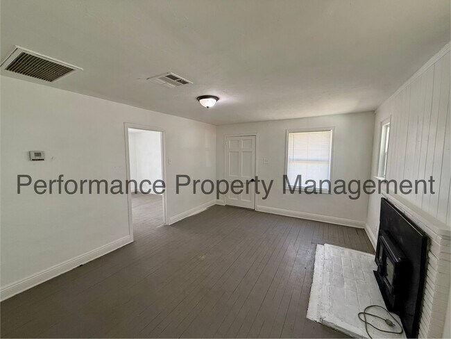 Building Photo - Cozy 3 Bed/2 Bath E Bakersfield Home w/ Solar, RBP & $0 Deposit Option