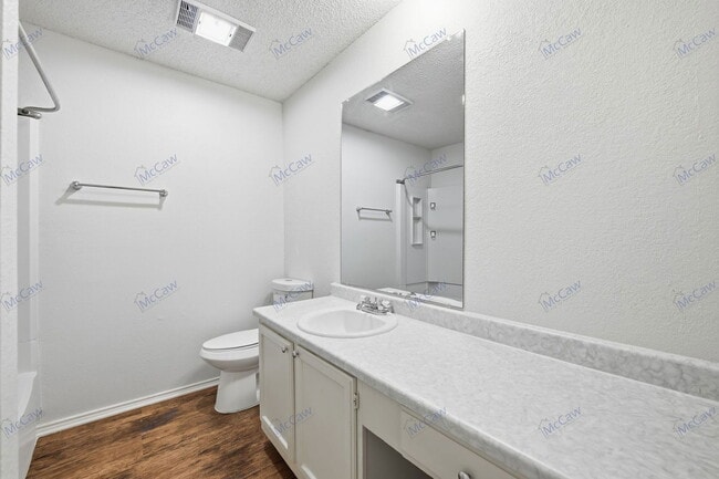 Building Photo - 800 Bluebonnet Dr