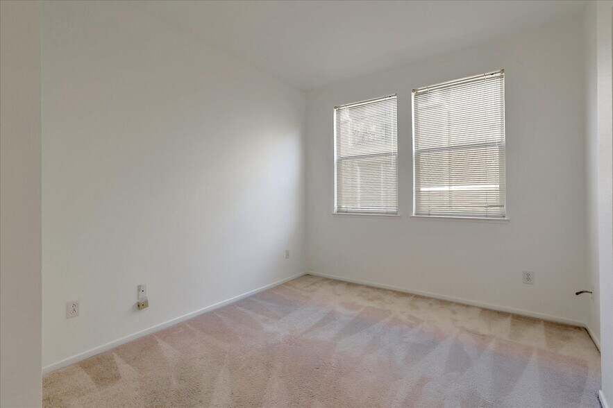 Building Photo - 952 S 11th St