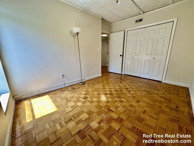 Building Photo - 44 Broadlawn Park