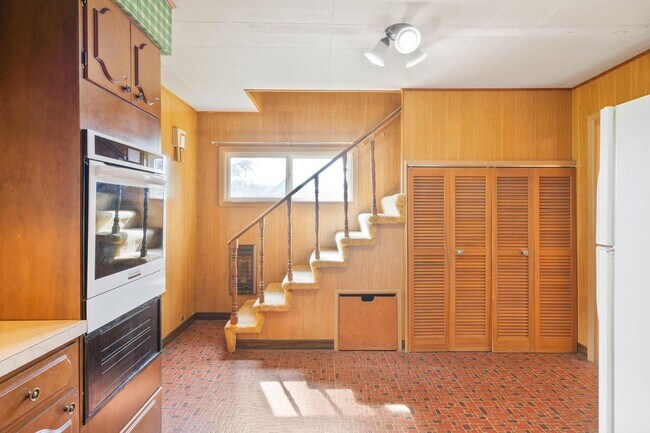 Building Photo - Quaint, inviting 4-bdrm/2-bath home in Cloverdale. Serene living, huge yard, covered patio