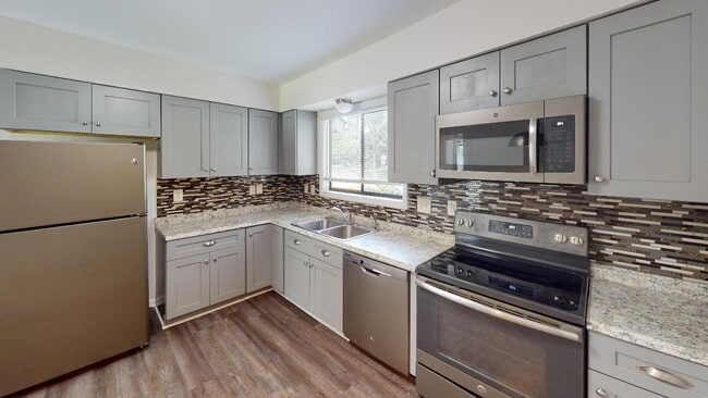Primary Photo - Updated 3 bed 2 bath in the tree lined Bir...