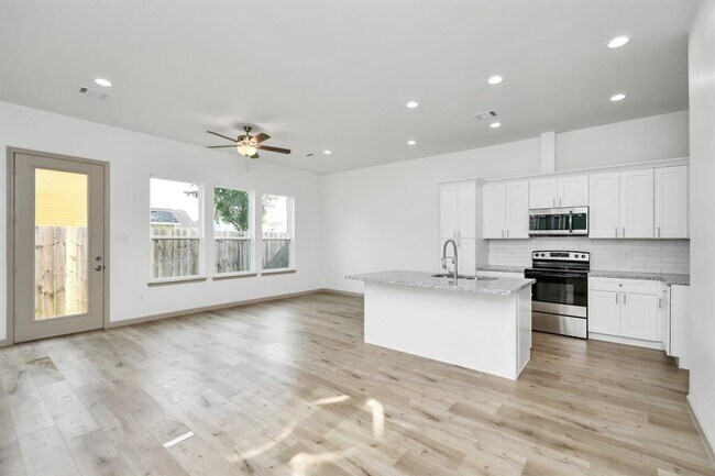 Building Photo - 2119 Esther Dr