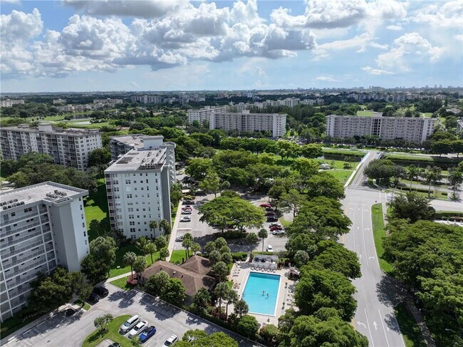 Building Photo - 4015 W Palm Aire Dr