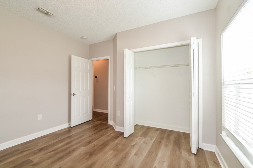 Building Photo - 627 Cotulla Dr