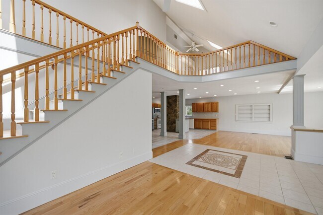 Building Photo - 564 Main St