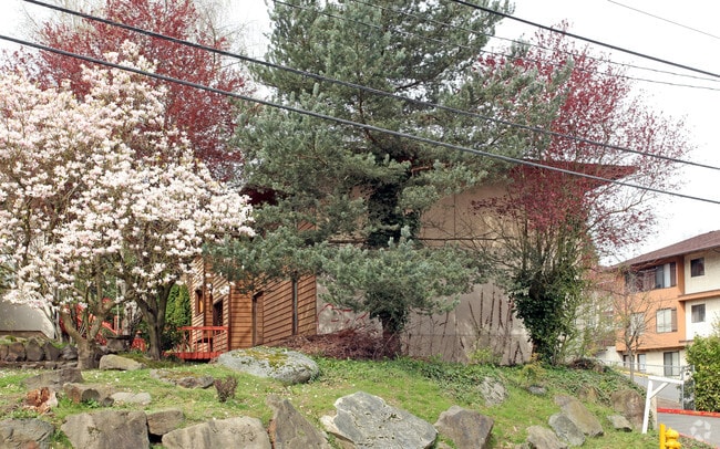 Building Photo - Renovated 3 bed 1.5 bath. Modern Finishes