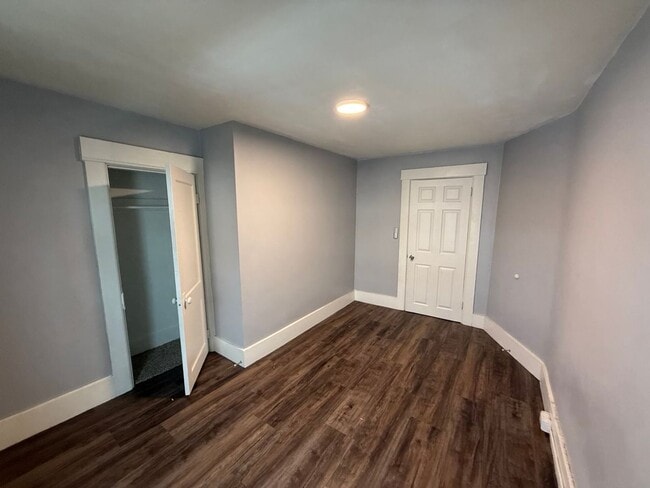 Building Photo - Third floor, 2 bed/1 bath, West Manchester $1700