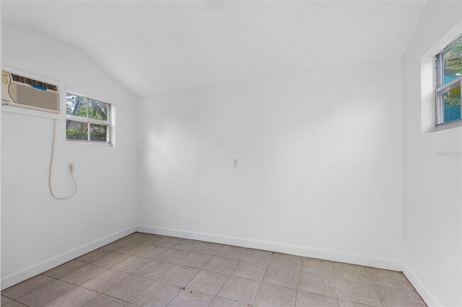 Building Photo - 641 Wilkie St