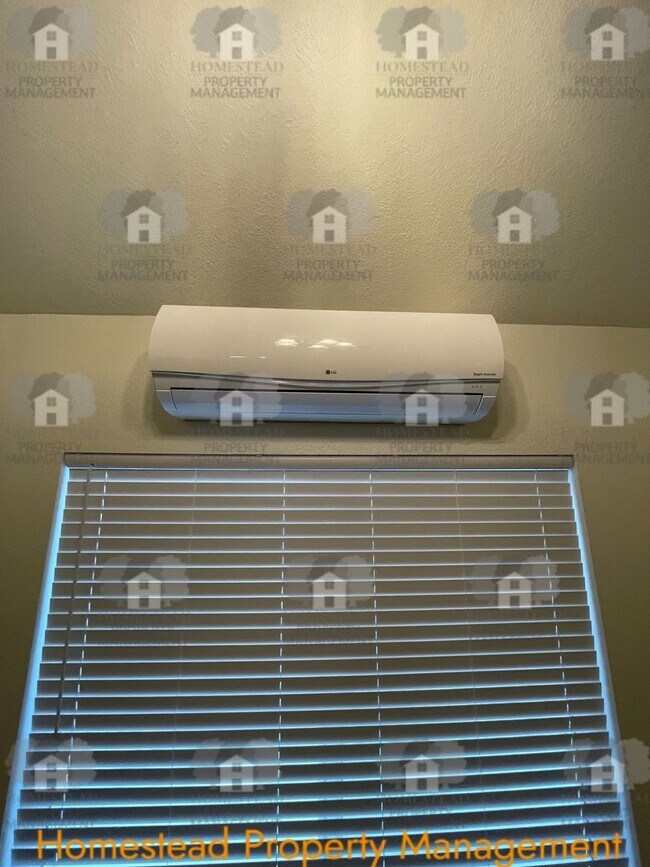 Building Photo - HARD TO FIND 4 BEDROOM!