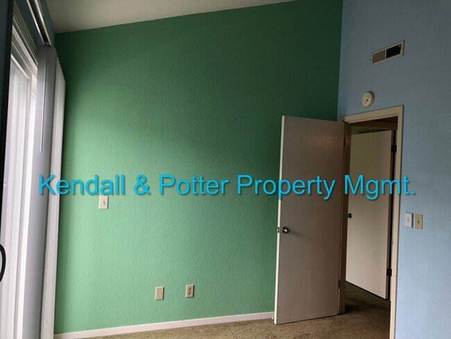 Building Photo - Spacious 3 bed/2.5 bath End Unit Townhome ...