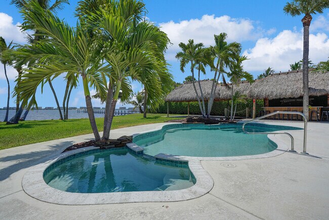 Building Photo - 930 S Lakeside Dr