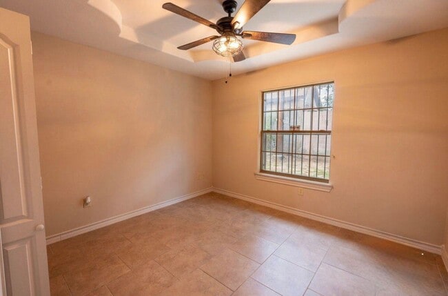 Building Photo - 204 N Espana Dr