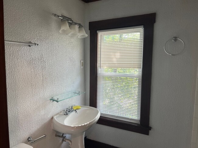 Building Photo - Pet Friendly 2BR House on Beloit's West Side