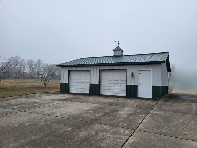 Building Photo - 2 bedroom farm house
