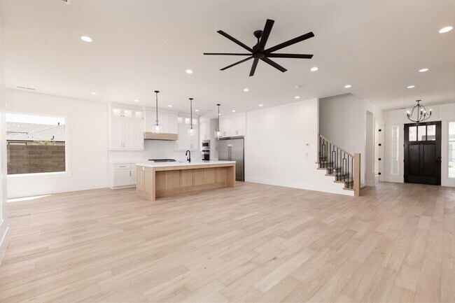 Building Photo - Stunning 5 bed 4 bath with RV Garage