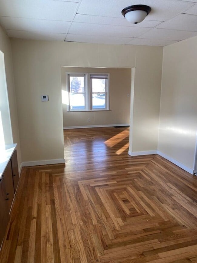 Building Photo - Spacious and beautifully remodeled 5 bed 2 bathroom home