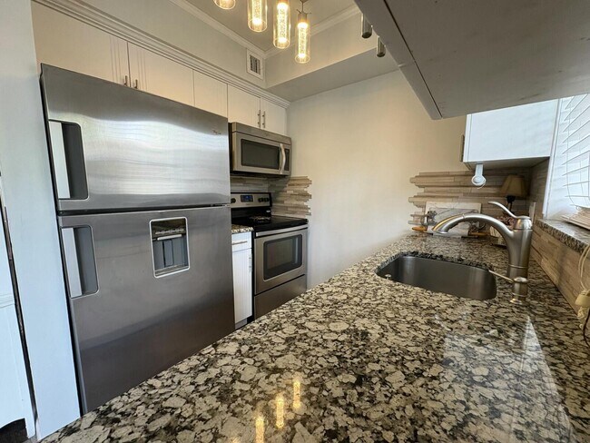 Building Photo - 609 NE 13th Ave