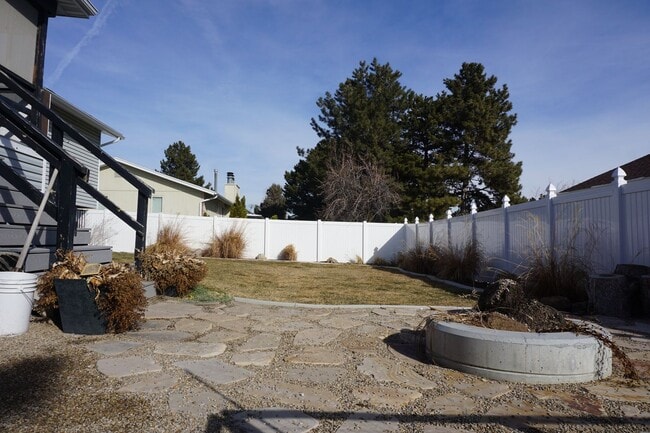 Building Photo - Quiet 4 Bedroom 2.5 Bath Taylorsville Home