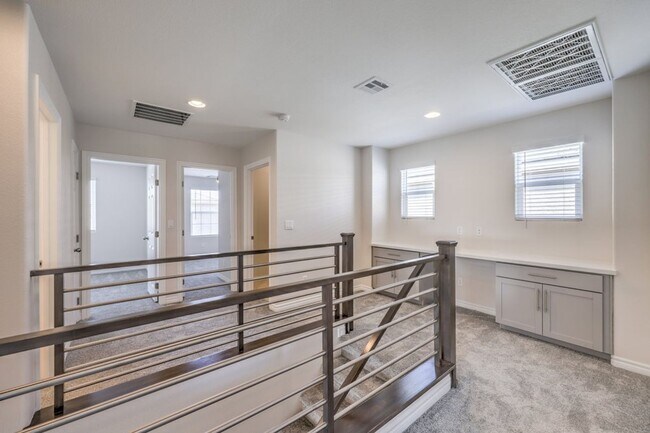Building Photo - Fully Upgraded - 4bedroom & 2.5 bathrooms-