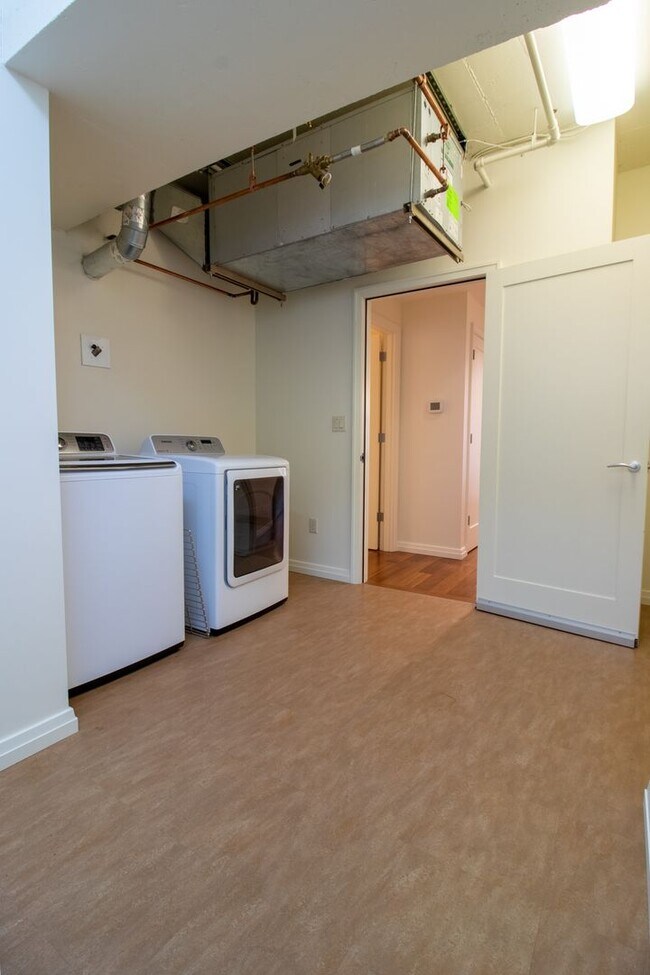 Building Photo - 1bd/1.5ba Bellevue Condo
