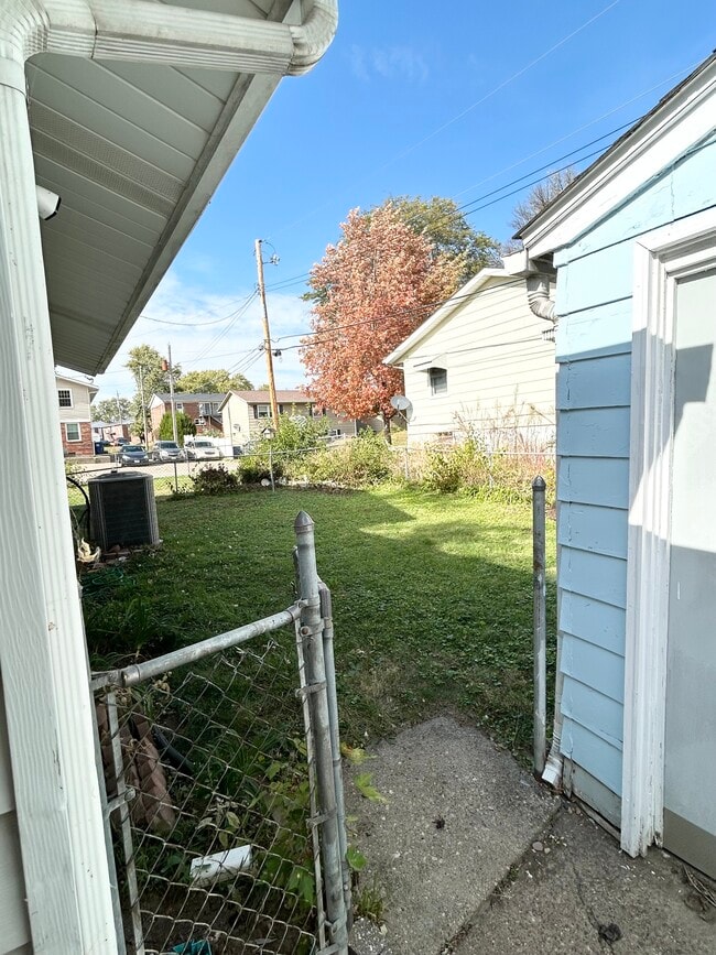 Building Photo - 908 Hillside Dr