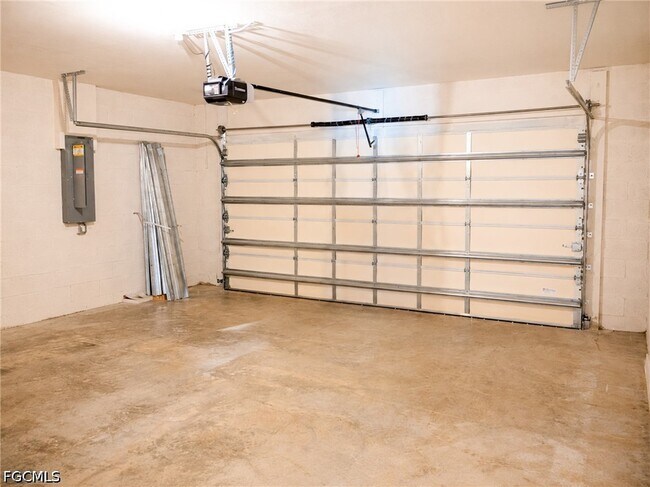 Building Photo - 337 SW 30th Ave