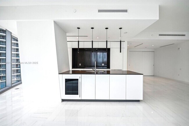 Building Photo - 300 S Biscayne Blvd