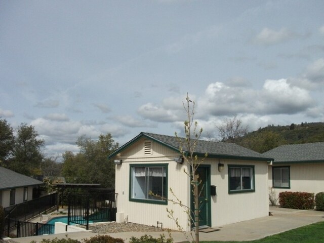 Building Photo - Hillcrest House Apartments