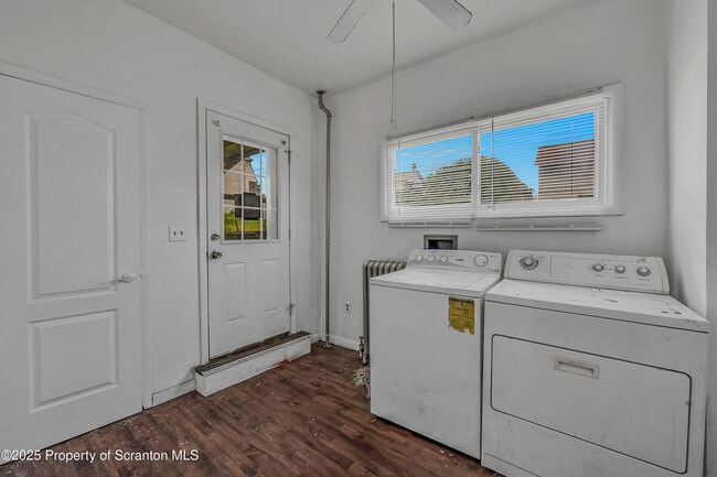 Building Photo - 367 N Bromley Ave