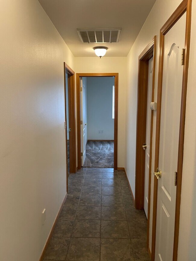 Building Photo - 1703 Fairway Dr NE